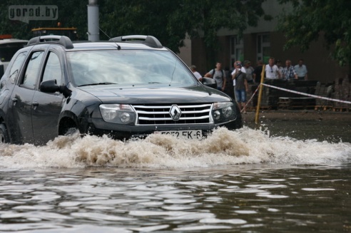 Последствия стихии в Могилёве: по колено воды, поваленные деревья и автомобильные пробки