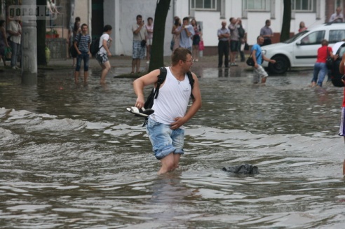 Последствия стихии в Могилёве: по колено воды, поваленные деревья и автомобильные пробки