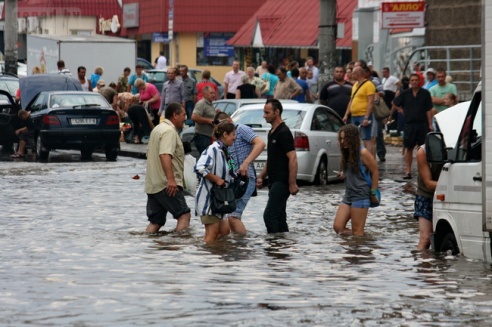 Последствия стихии в Могилёве: по колено воды, поваленные деревья и автомобильные пробки