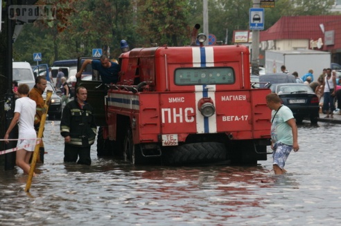 Последствия стихии в Могилёве: по колено воды, поваленные деревья и автомобильные пробки