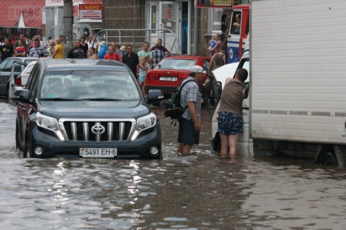 Последствия стихии в Могилёве: по колено воды, поваленные деревья и автомобильные пробки