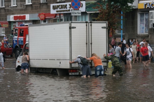 Последствия стихии в Могилёве: по колено воды, поваленные деревья и автомобильные пробки