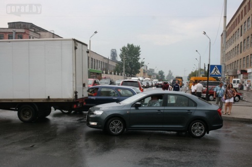 Последствия стихии в Могилёве: по колено воды, поваленные деревья и автомобильные пробки