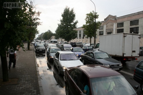 Последствия стихии в Могилёве: по колено воды, поваленные деревья и автомобильные пробки