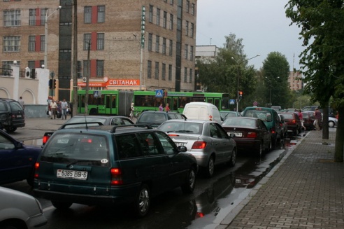 Последствия стихии в Могилёве: по колено воды, поваленные деревья и автомобильные пробки