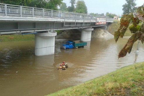 Последствия стихии в Могилёве: по колено воды, поваленные деревья и автомобильные пробки