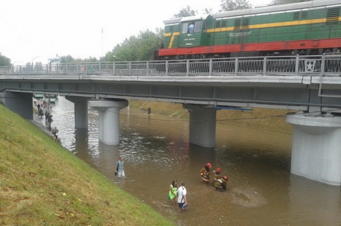 Последствия стихии в Могилёве: по колено воды, поваленные деревья и автомобильные пробки