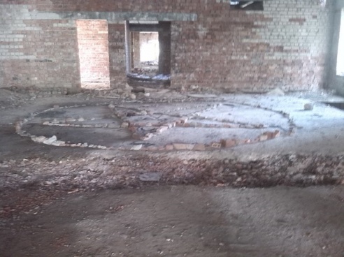 Выложенный из камней «знак сатаны» обнаружили в заброшенном здании бывшего детского лагеря