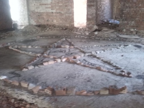 Выложенный из камней «знак сатаны» обнаружили в заброшенном здании бывшего детского лагеря