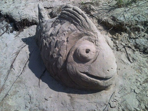 Фотофакт: на берегу Березины в Светлогорске появились реалистичные скульптуры из песка