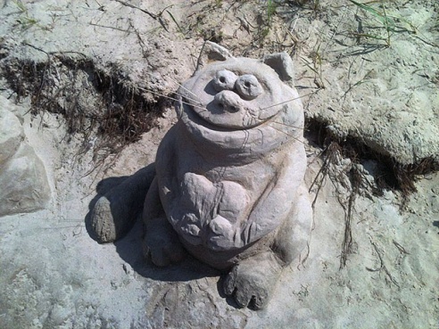 Фотофакт: на берегу Березины в Светлогорске появились реалистичные скульптуры из песка