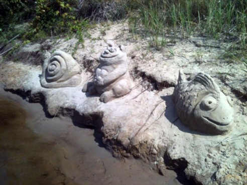 Фотофакт: на берегу Березины в Светлогорске появились реалистичные скульптуры из песка