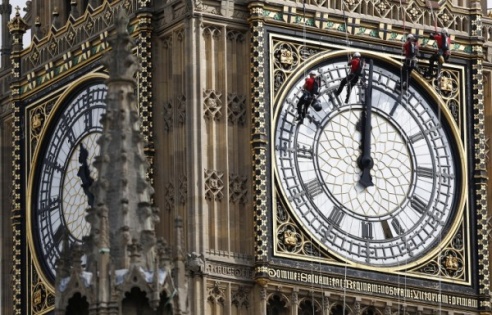 В Лондоне начали чистить циферблаты Биг-Бена (ФОТО)
