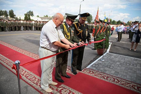 ФОТОФАКТ: В Барановичах открыли памятный знак "Самолет "МиГ-29 учебно-боевой"