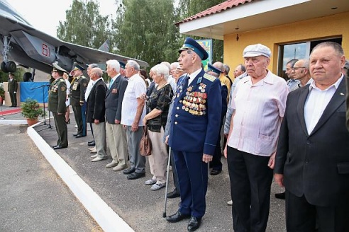ФОТОФАКТ: В Барановичах открыли памятный знак "Самолет "МиГ-29 учебно-боевой"