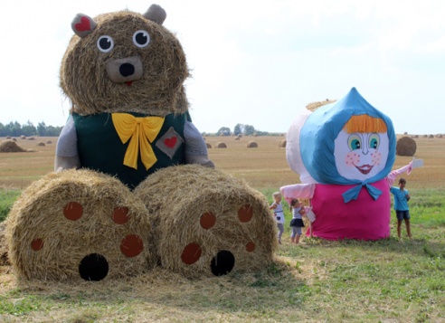 Креатив из соломы по дороге в Лиозно