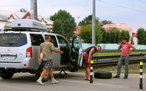 Водитель «Ниссана» столкнулся с поездом в Молодечно: «Ослепило солнце»