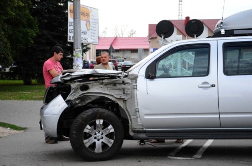 Водитель «Ниссана» столкнулся с поездом в Молодечно: «Ослепило солнце»