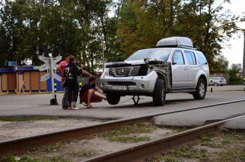 Водитель «Ниссана» столкнулся с поездом в Молодечно: «Ослепило солнце»