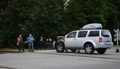 Водитель «Ниссана» столкнулся с поездом в Молодечно: «Ослепило солнце»