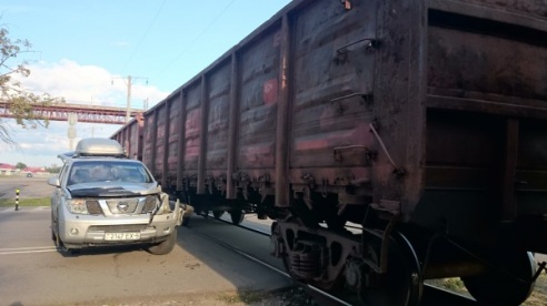 Водитель «Ниссана» столкнулся с поездом в Молодечно: «Ослепило солнце»