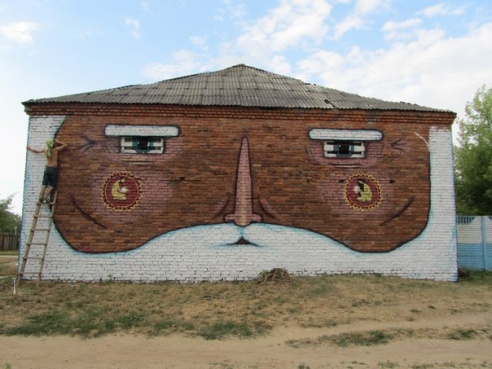 Как Короткевича перепутали с Кобзоном. Уличные художники потрудились в Рогачеве