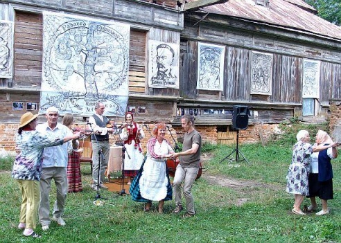 Дзень, поўны музыкі, колераў і апошняга летняга сонца