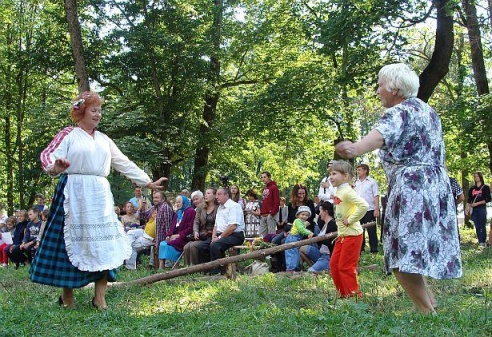 Дзень, поўны музыкі, колераў і апошняга летняга сонца