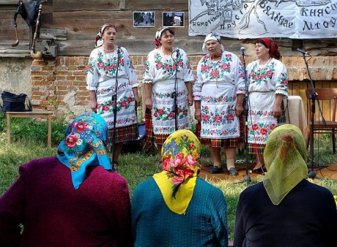 Дзень, поўны музыкі, колераў і апошняга летняга сонца