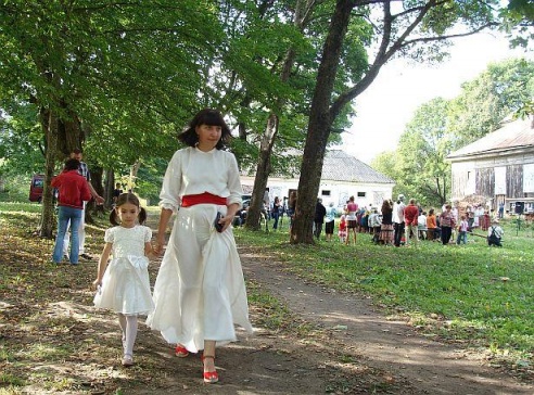 Дзень, поўны музыкі, колераў і апошняга летняга сонца