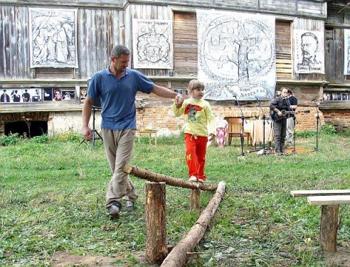 Дзень, поўны музыкі, колераў і апошняга летняга сонца