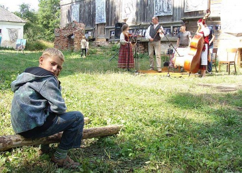 Дзень, поўны музыкі, колераў і апошняга летняга сонца