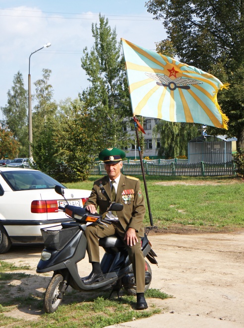 “Памяць жыве, пакуль мы збіраемся разам”. У Паставах сустрэліся ветэраны-авіятары.