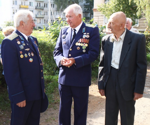 “Памяць жыве, пакуль мы збіраемся разам”. У Паставах сустрэліся ветэраны-авіятары.