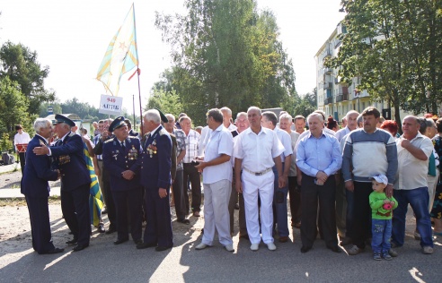 “Памяць жыве, пакуль мы збіраемся разам”. У Паставах сустрэліся ветэраны-авіятары.