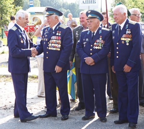 “Памяць жыве, пакуль мы збіраемся разам”. У Паставах сустрэліся ветэраны-авіятары.