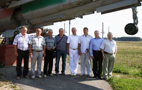 “Памяць жыве, пакуль мы збіраемся разам”. У Паставах сустрэліся ветэраны-авіятары.