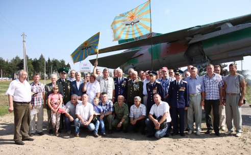 “Памяць жыве, пакуль мы збіраемся разам”. У Паставах сустрэліся ветэраны-авіятары.