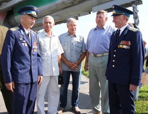“Памяць жыве, пакуль мы збіраемся разам”. У Паставах сустрэліся ветэраны-авіятары.