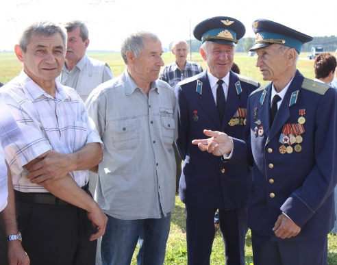 “Памяць жыве, пакуль мы збіраемся разам”. У Паставах сустрэліся ветэраны-авіятары.