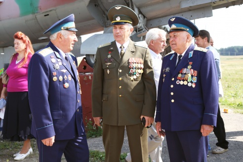 “Памяць жыве, пакуль мы збіраемся разам”. У Паставах сустрэліся ветэраны-авіятары.