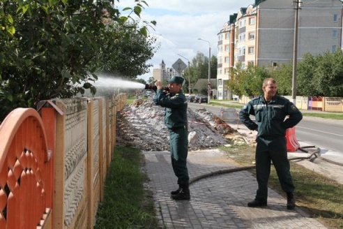 В Барановичах 29 августа пожарным порошком засыпало участок улицы Брестской и соседние огороды