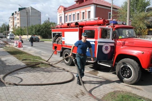 В Барановичах 29 августа пожарным порошком засыпало участок улицы Брестской и соседние огороды