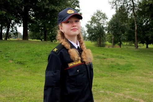 Люди в городе: девушки в форме