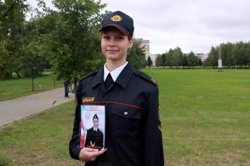 Люди в городе: девушки в форме