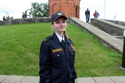 Люди в городе: девушки в форме