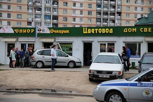 В Барановичах автомобиль въехал в торговый павильон