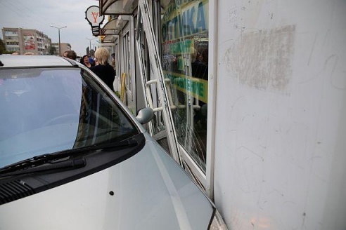 В Барановичах автомобиль въехал в торговый павильон