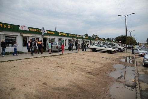 В Барановичах автомобиль въехал в торговый павильон