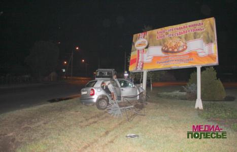 В Лунинце женщина на «Шкода» врезалась в билборд. Отделалась испугом